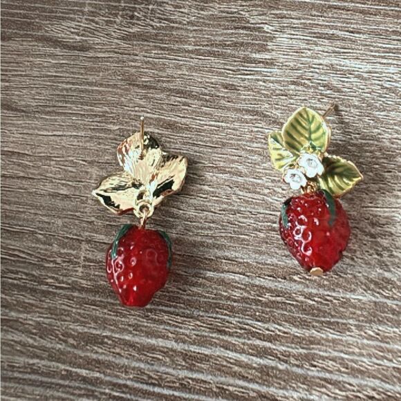 Strawberry earrings A654 - Picture 4 of 5